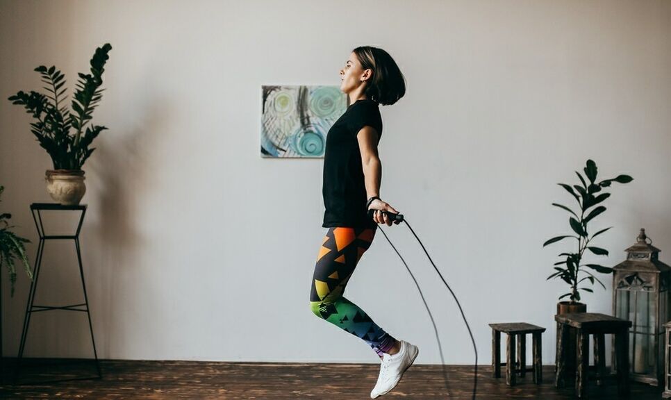 menina fazendo um exercício com uma corda de pular