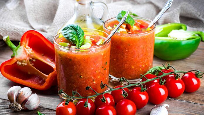 Um smoothie detox com tomate cereja e pimentão para energizar e promover a perda de peso