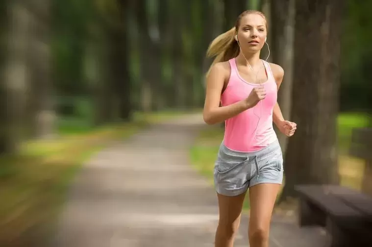 Menina correndo para perder peso