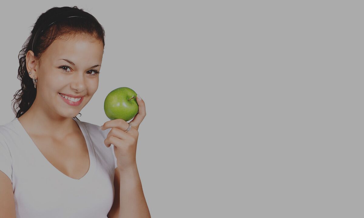 Recomenda-se comer uma maçã para abafar a sensação de fome durante uma dieta de trigo sarraceno