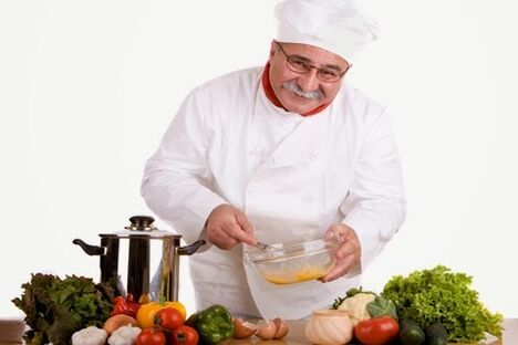 homem preparando refeições para nutrição adequada