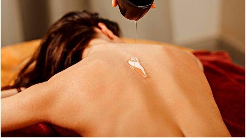 Uma massagem com óleo de linhaça irá ajudá-lo a perder peso e a fortalecer a pele do corpo. 