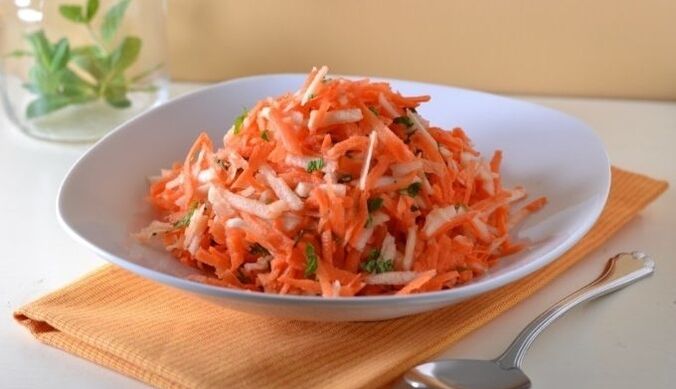 Salada dietética de cenoura e maçã fornecerá vitaminas ao corpo de uma pessoa que está perdendo peso