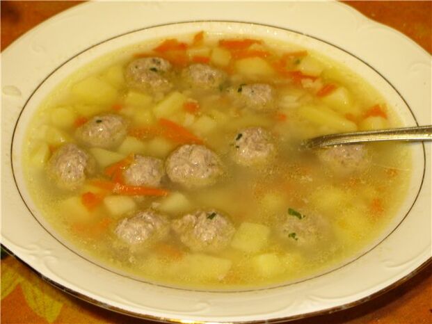 Sopa com legumes e almôndegas - um prato leve no cardápio semanal da dieta